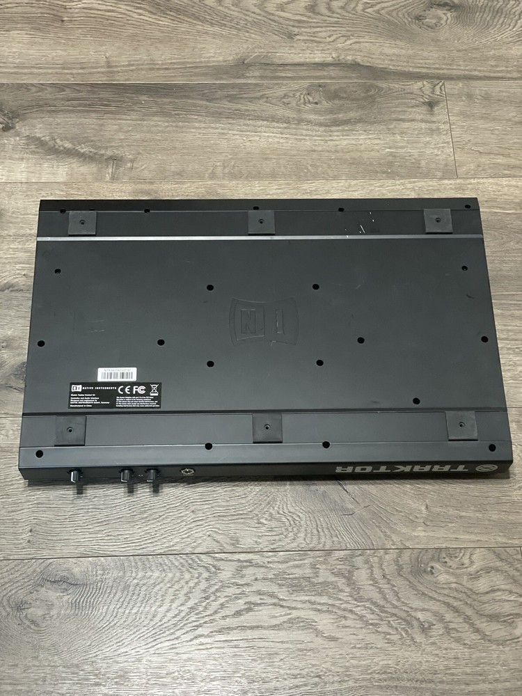 NATIVE INSTRUMENTS TRAKTOR KONTROL S4 DJ Controller NI Tractor Control