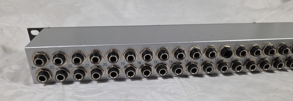 Hosa PHB-350 Balanced 48 Point Patch Bay - tested and working