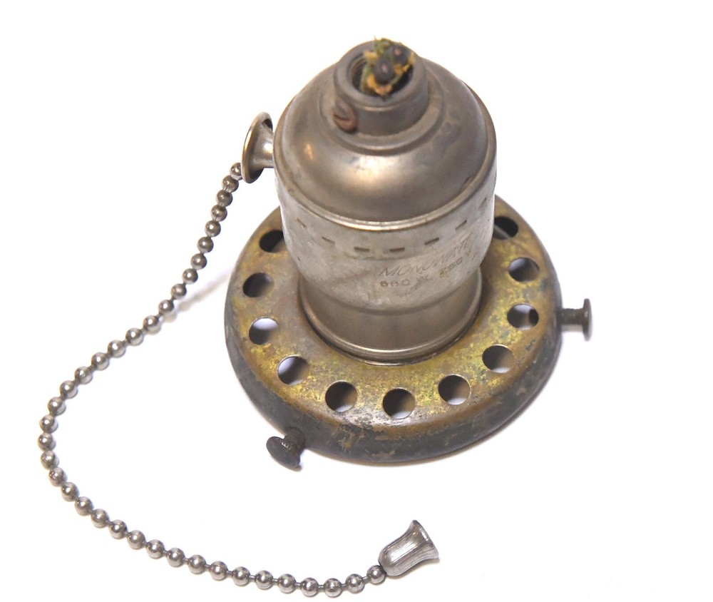 VINTAGE MONOWATT PULL SWITCH BRASS FAT BOY LIGHT SOCKET WITH UNI THREAD FITTER