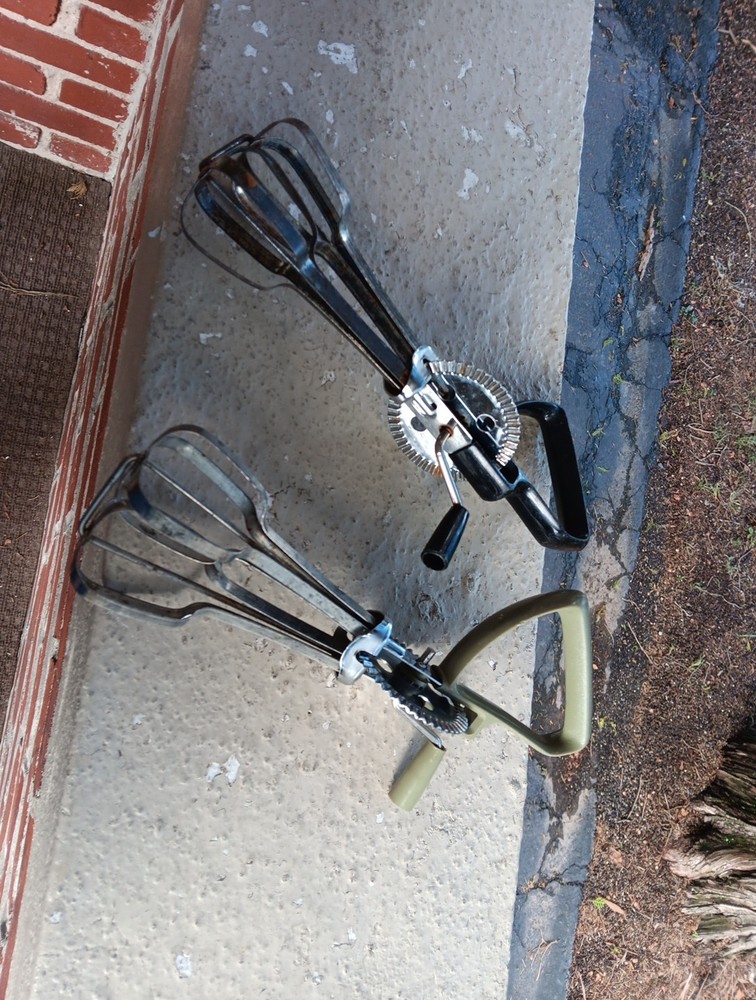 2 VINTAGE EGG BEATERS HAND HELD CRANK MIXER OFFSET HANDLE PRIMITIVE KITCHEN