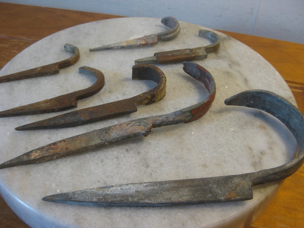 7 x VINTAGE Masonry Hooks (Different Sizes)