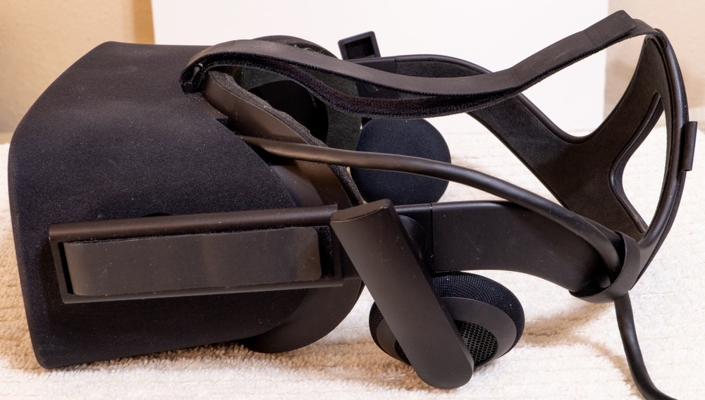 Oculus Rift - Virtual Reality Headset + Touch Controllers & 2x Sensors