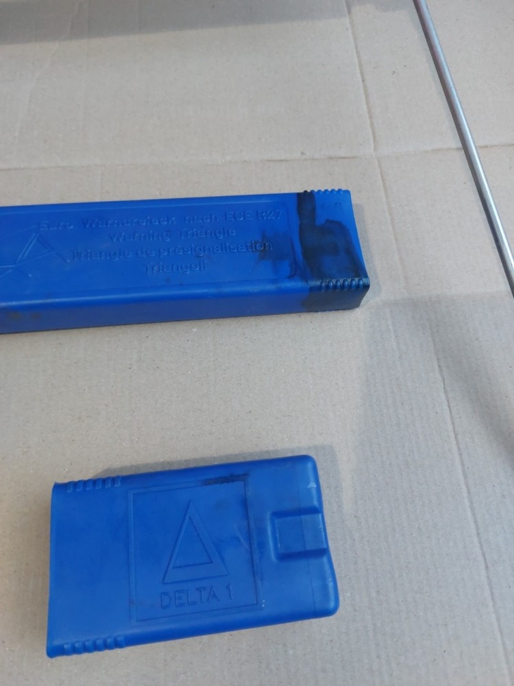 BMW 1 3 5 Series E46 E60 E61 E87 E90 E91 Warning Triangle Blue Container 1095457