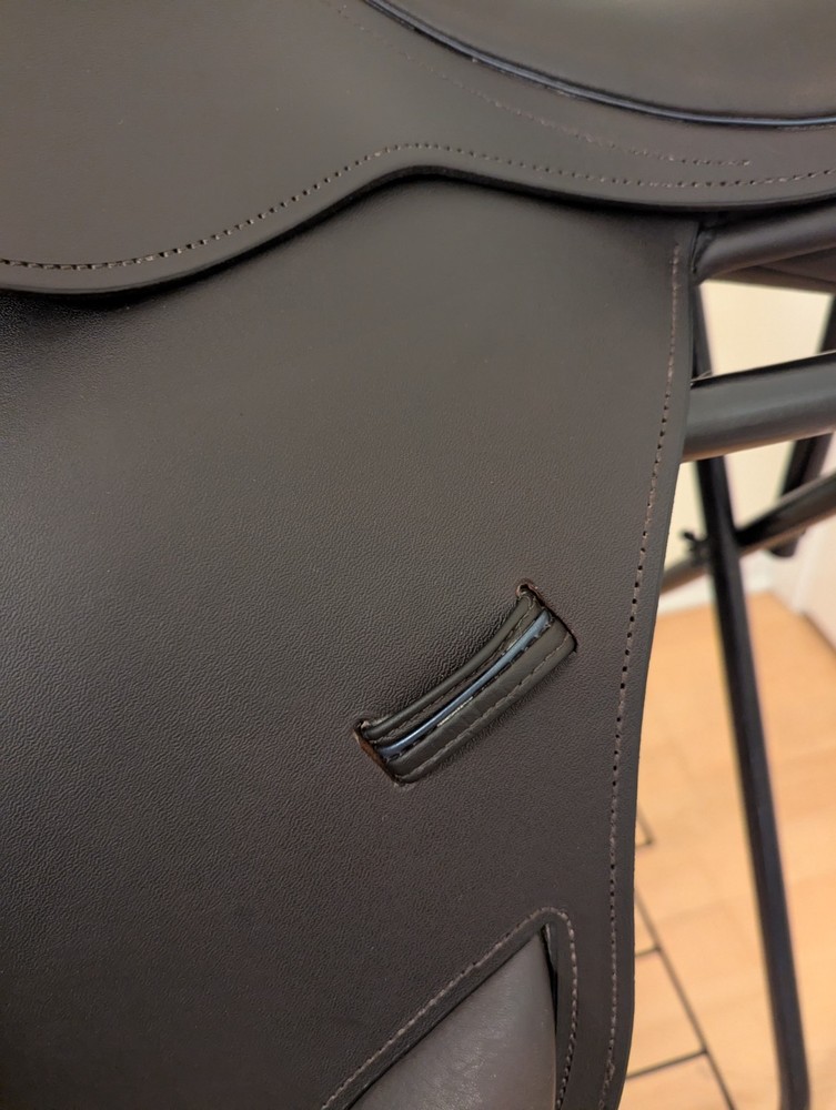 17.5" 2023 County Xcelerator Jump Saddle, N Tree - wool flocked