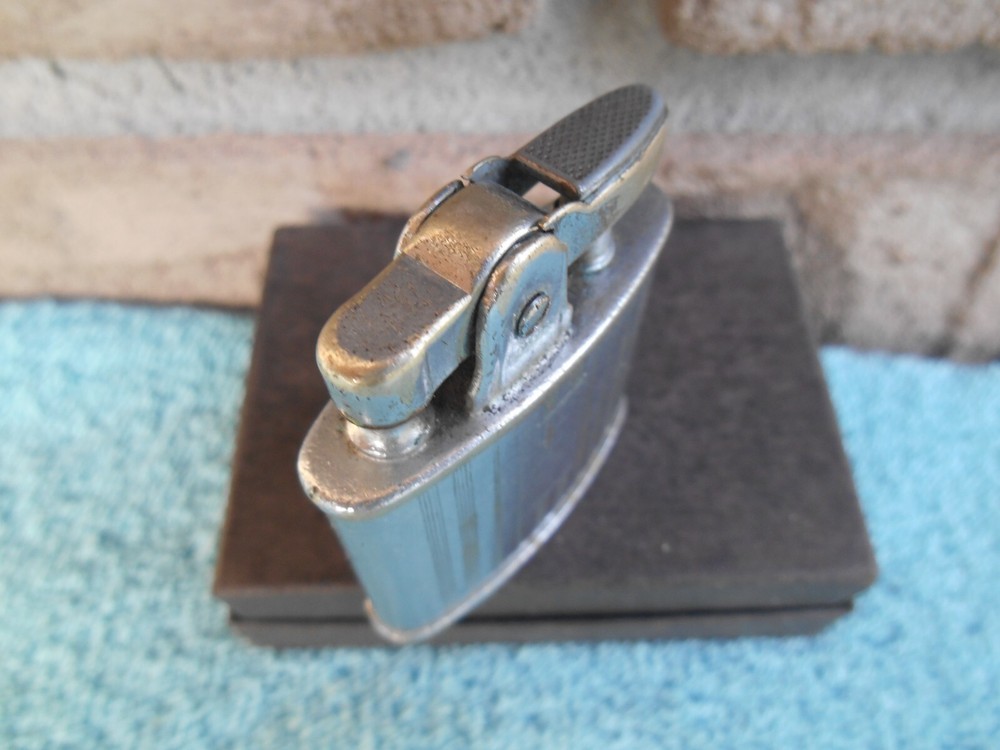 Vintage Ronson STANDARD OVAL AUTOMATIC CIGARETTE LIGHTER. NO WORK, SOLD AS-IS!