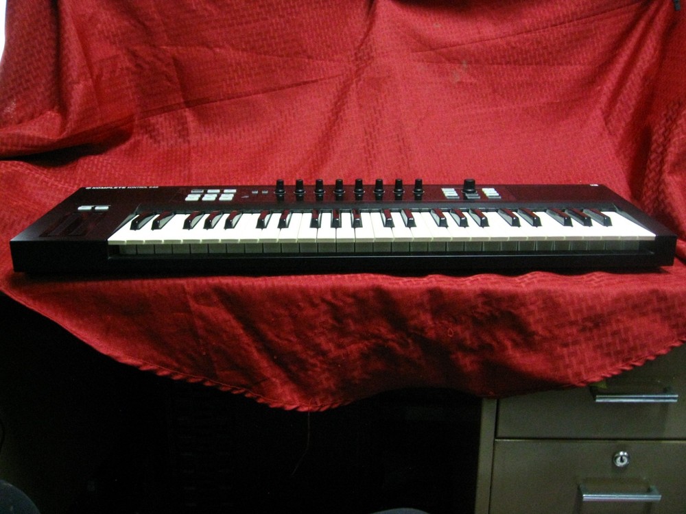 Native Instruments Komplete Kontrol S49 MK1 MIDI Keyboard Controller