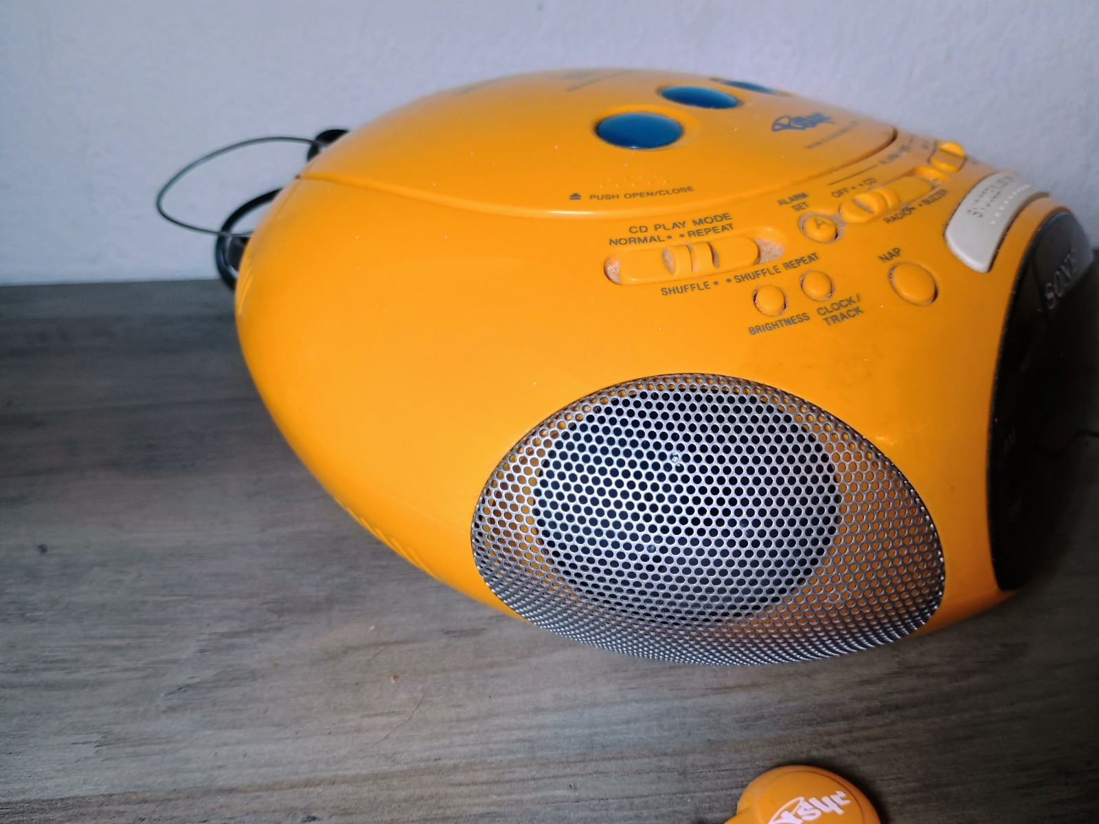 Sony "PSYC" Dream Machine Boombox! (ICF-CD831) - Intermittent CD Play-SHIPS FREE