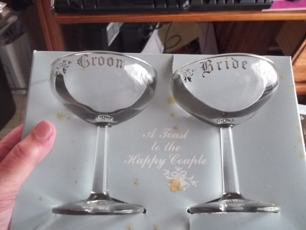 Wedding glasses and cake knife set