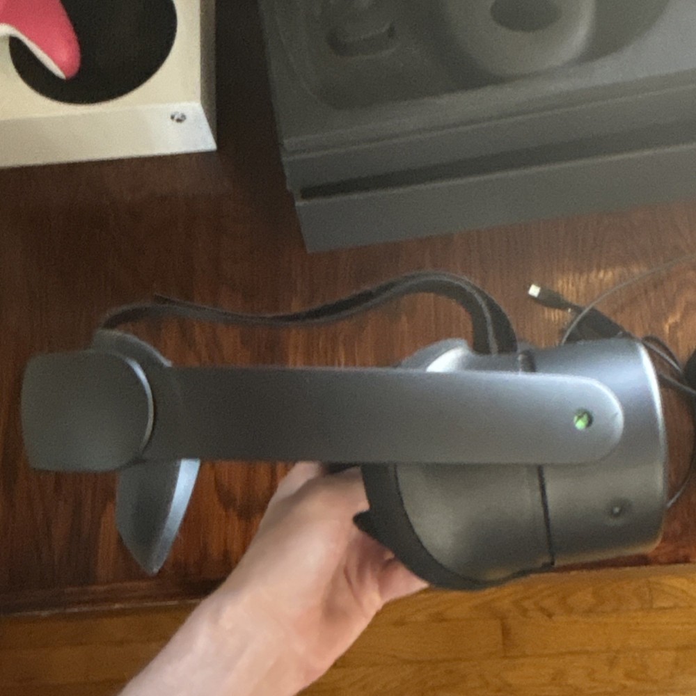 Meta Quest 3s Xbox collab VR Headset with Controllers - Black Plastic Material