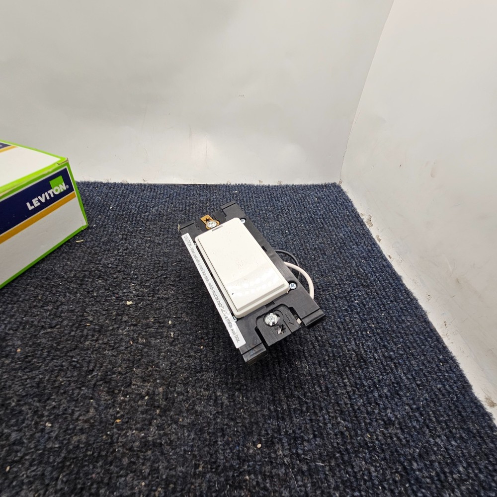 Leviton DLDNK-1W Lumina RF Decora 1Button multi-function BLE Keypad White