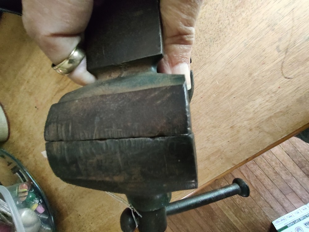 TRUE VALUE 2 1/2 INCH CLAMP ON BENCH VISE