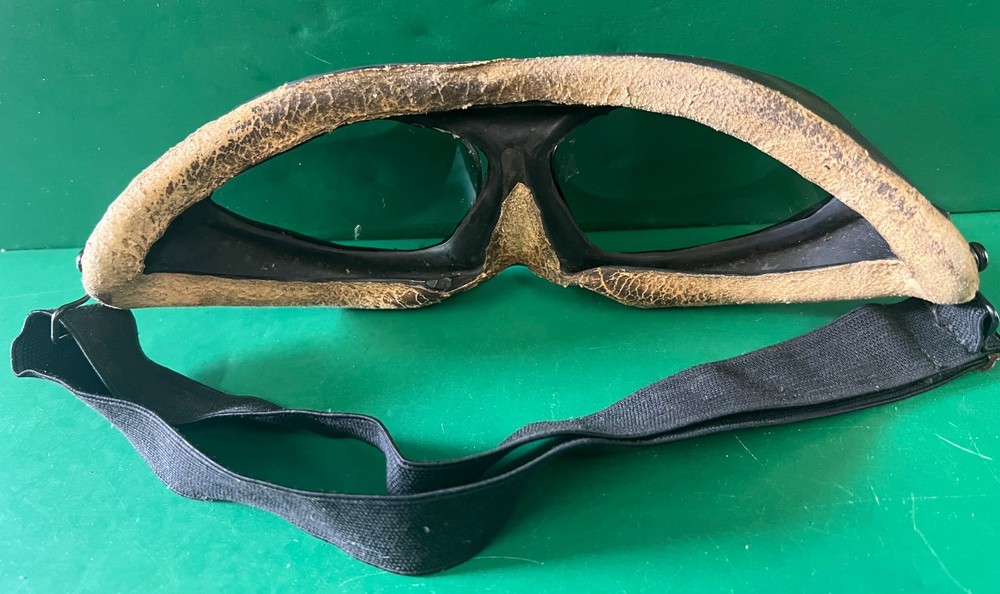 WILLSON U.S. NAVY AVIATION GOGGLES WITH ORIGINAL HARD CASE
