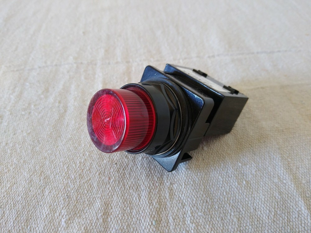 Siemens 52BL4M2 Black Max Pilot Light 120VAC Red LED Lighting Module
