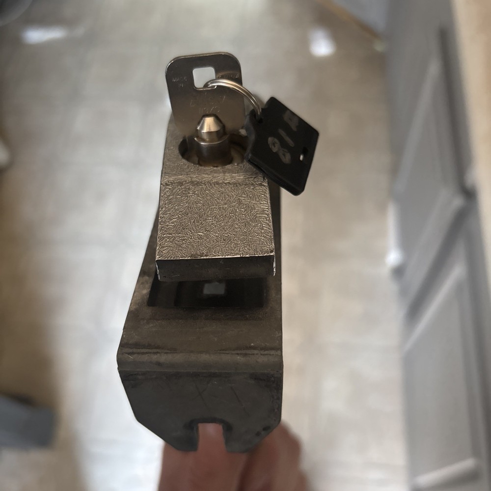 Dixie Narco T handle with posts (for coin chute) includes lock and One keys