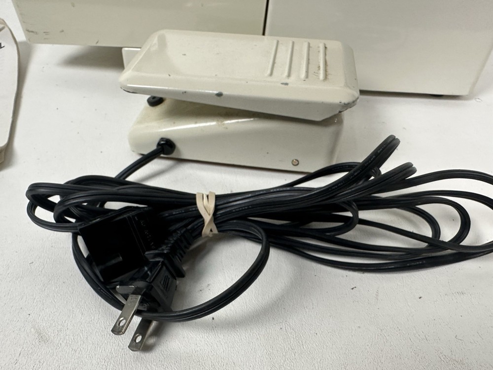 White Vintage Sewing Machine Model 1477
