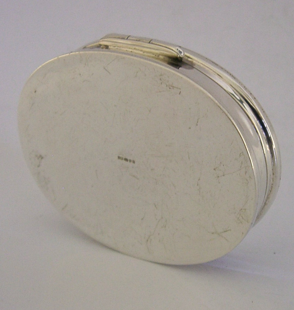 MINT QUALITY ENGLISH SOLID STERLING SILVER BOX 2004 2.25inch