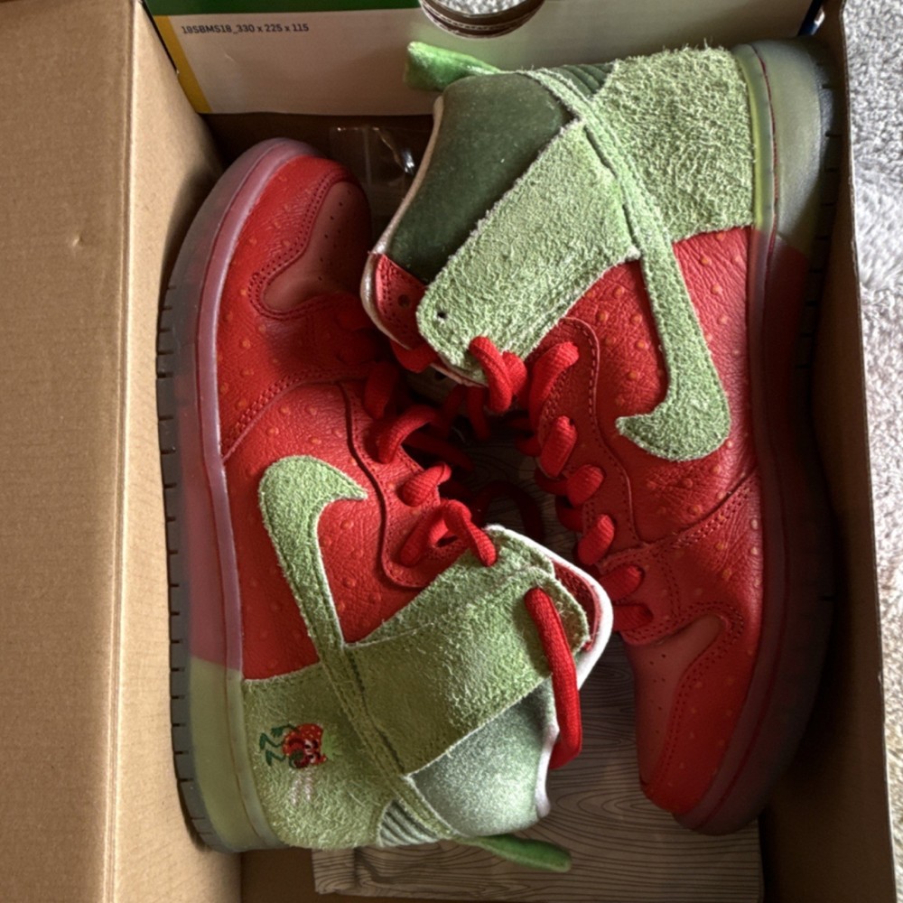 Nike SB Dunk High Pro Strawberry Cough