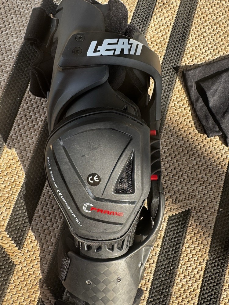 Leatt Knee Brace C-Frame Pro Carbon S/M Pair