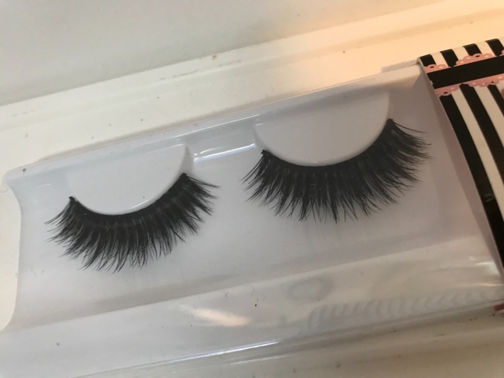 Violet Voss False Lashes STRIPTEASE BNIB NEW