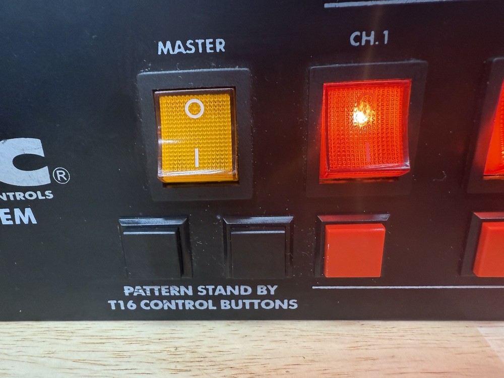 LSC Light Stream Controls SC-8 System Lighting Switch Panel (one light out)