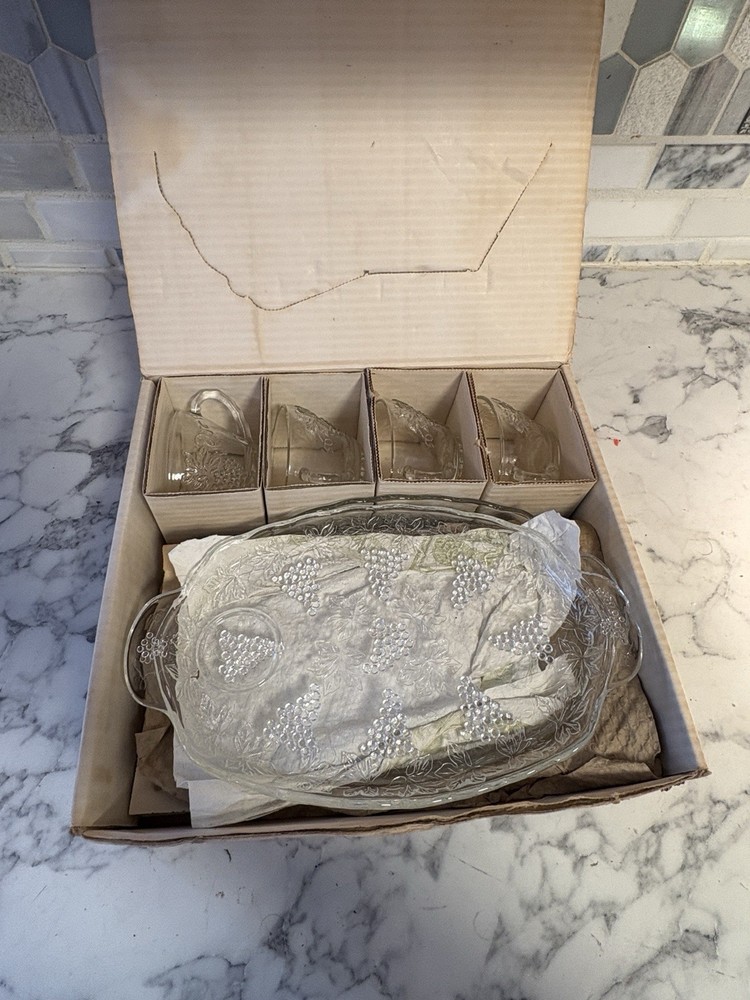 ANCHOR HOCKING 16 Piece Glass Snack Set GRAPE PATTERN Two Full Sets.