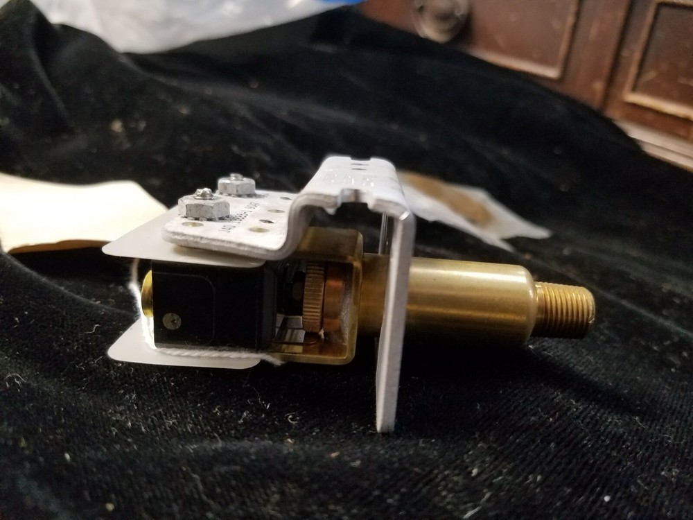 United Electric Controls J40 74964 Pressure Switch NOS