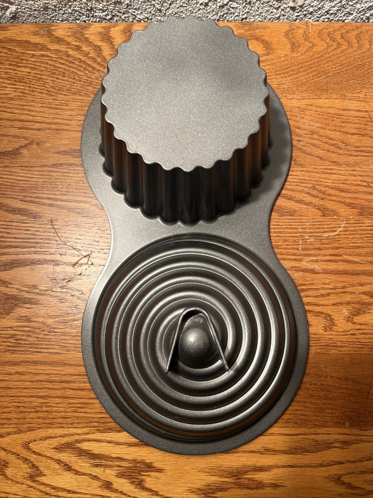 WILTON GIANT CUPCAKE PAN 2 SIDED