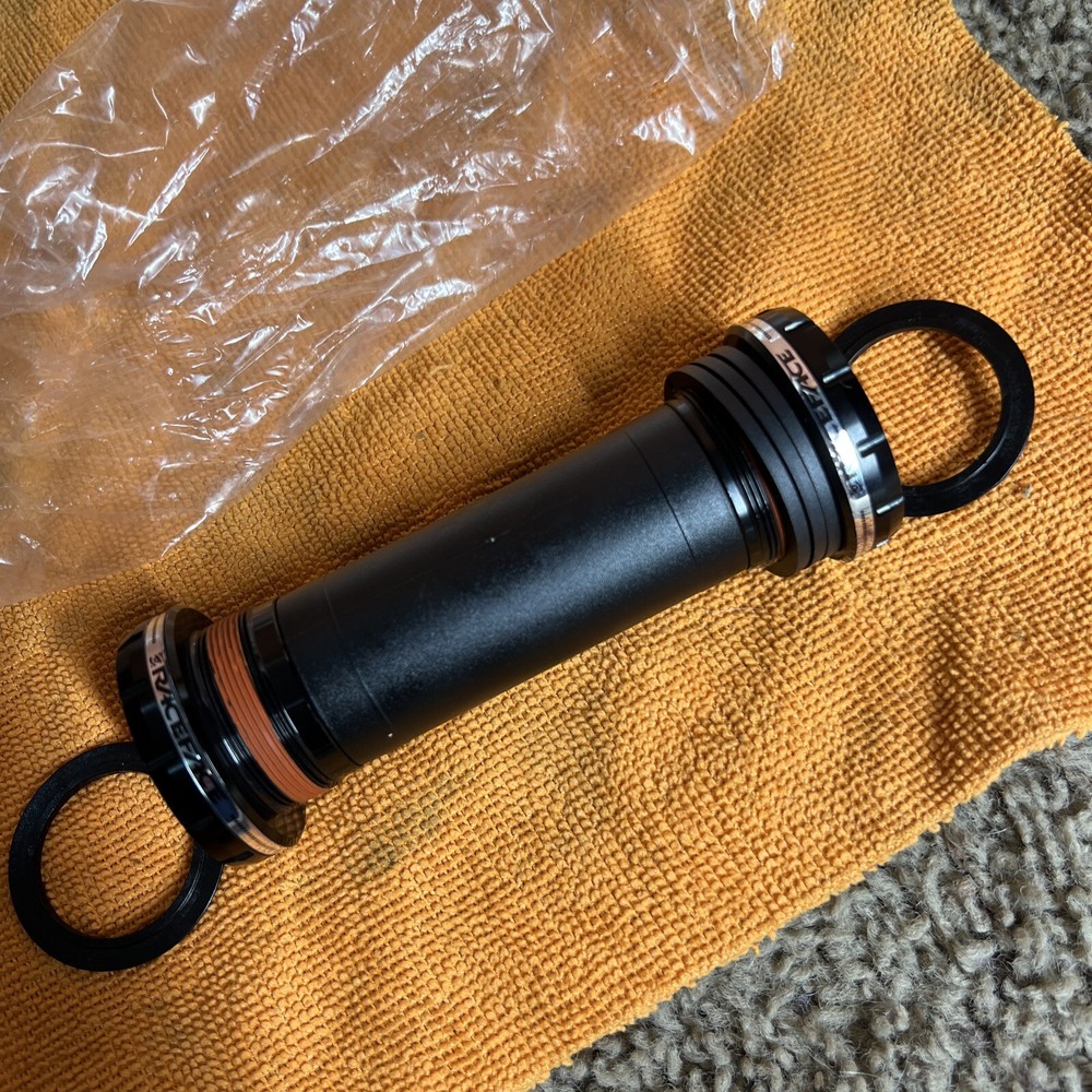 RaceFace CINCH Bottom Bracket BB BSA 100mm Shell x 30mm Spindle External Seal