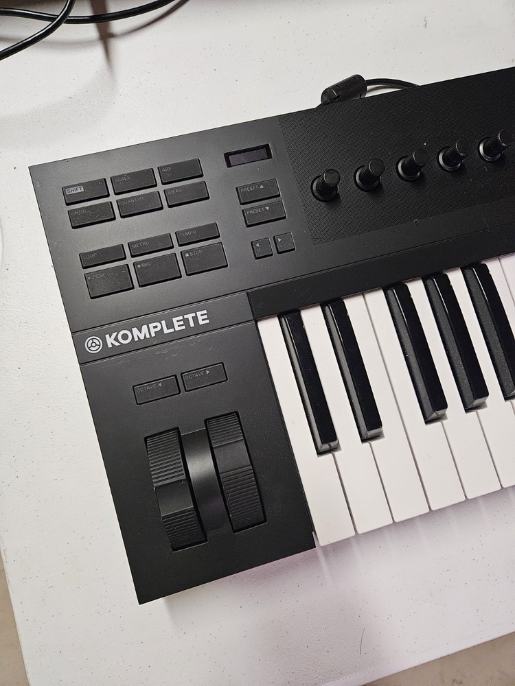 Native Instruments Komplete Kontrol A25 25-Key Keyboard Controller