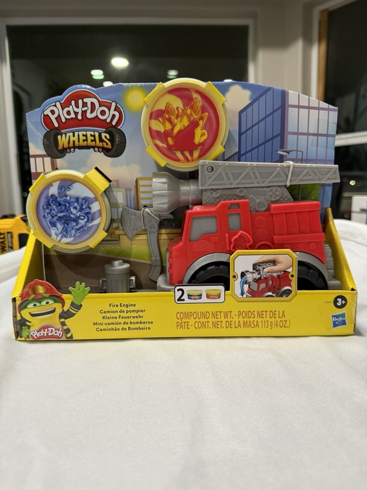 Play-Doh Wheels Fire Engine Playset with 2 Non-Toxic Modeling Compound Cans