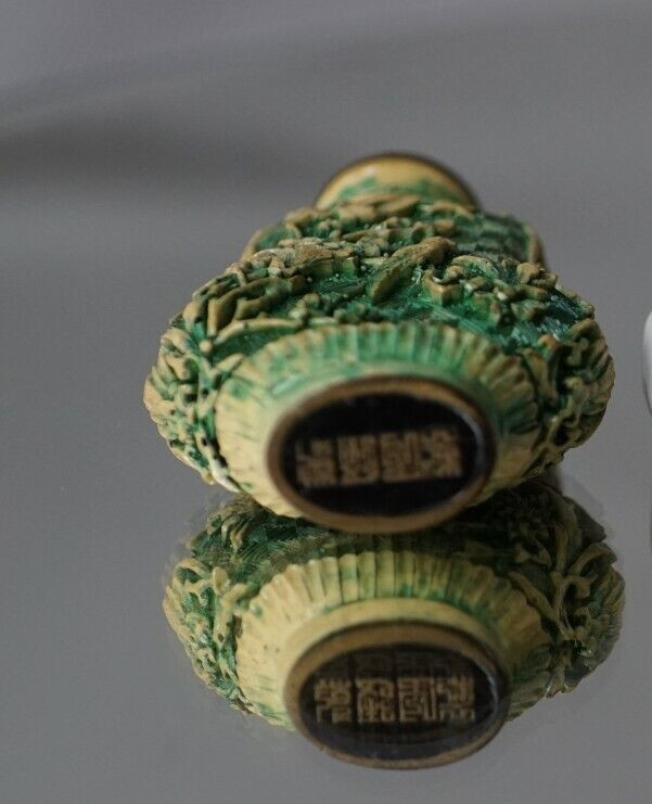 ANTIQUE SNUFF BOTTLE CHINESE Carved LACQUERWARE Green