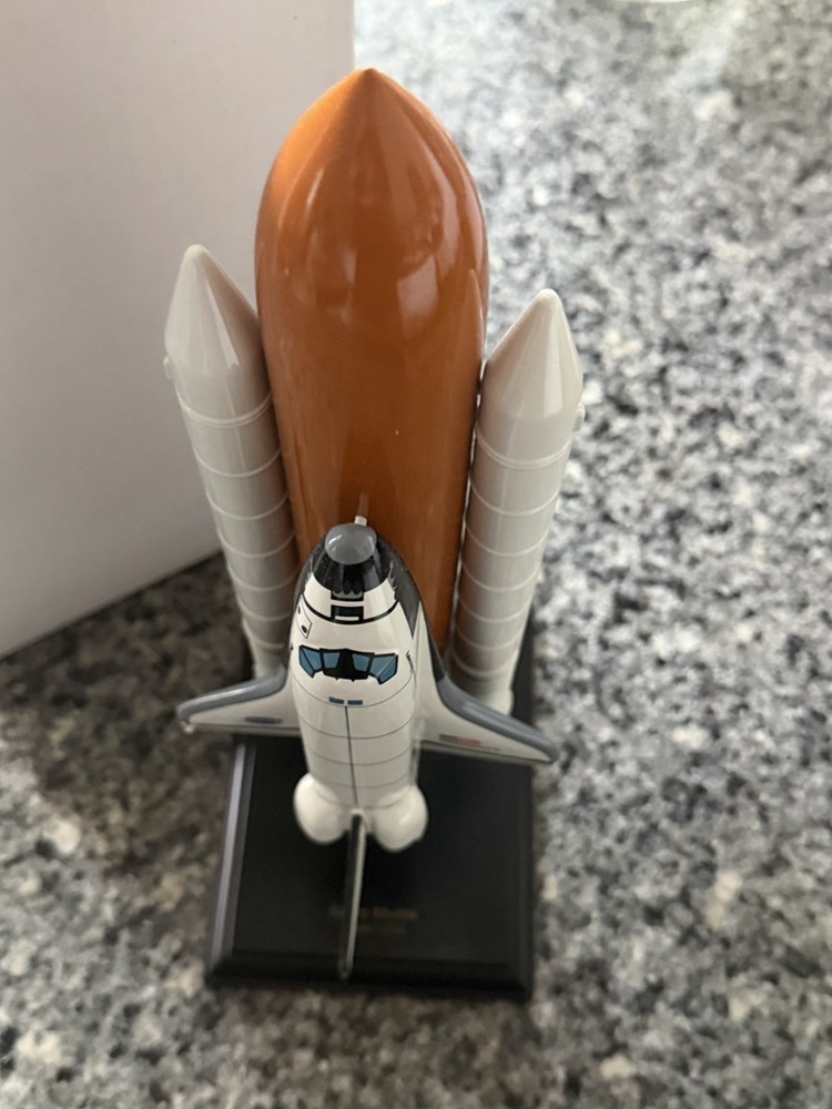 Executive Series NASA Space Shuttle (Discovery) Orbiter Full Stack 1/200 Scale