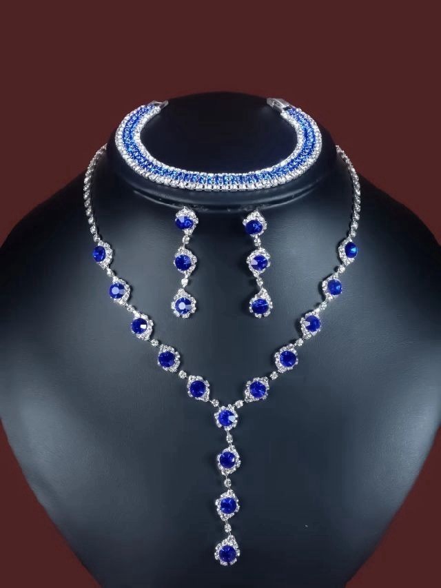 This stunning jewelry set