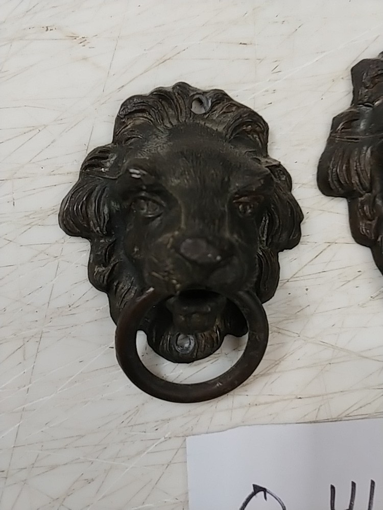 INGRAHAM MANTLE CLOCK KNOCKER STYLE LIONS HEAD SIDE DECORATIONS
