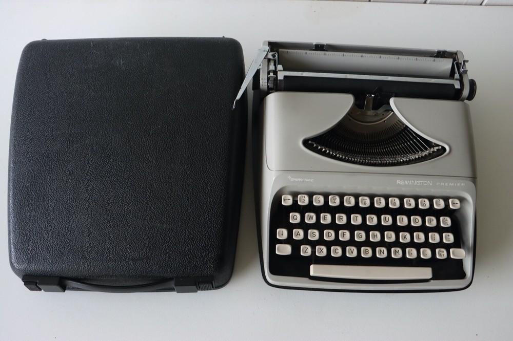 Remington Sperry Rand Portable Typewriter - Excellent Working Condition!