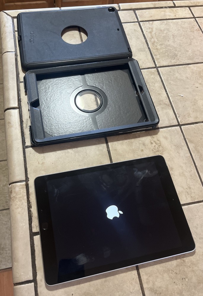iPad  8 WiFi Cellular Otterbox Case Great Condition Broken