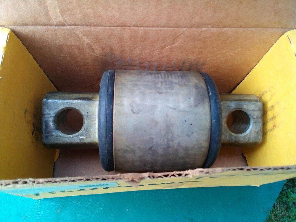 New Euclid E-4664 E-2226 Torque Arm Straddle Bushing 09-5723