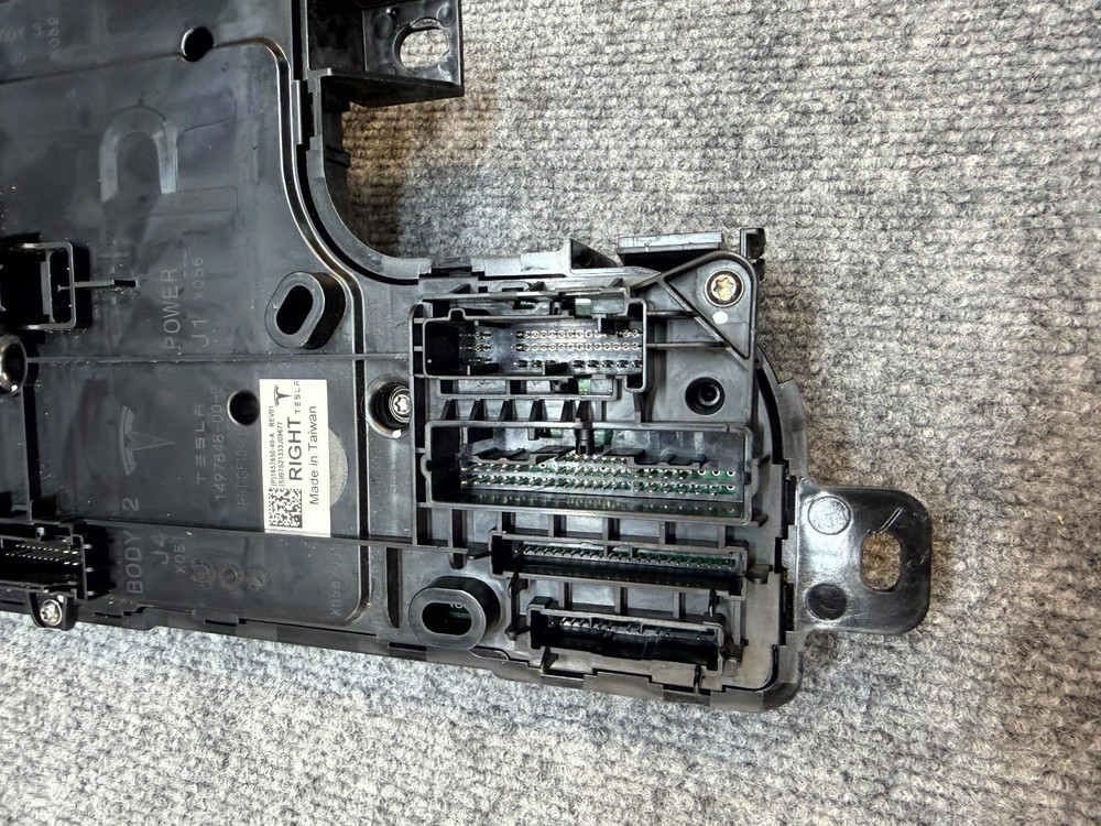 20-24 TESLA MODEL Y RIGHT LOW VOLTAGE CONTROLLER MODULE OEM, 1657650-40-A