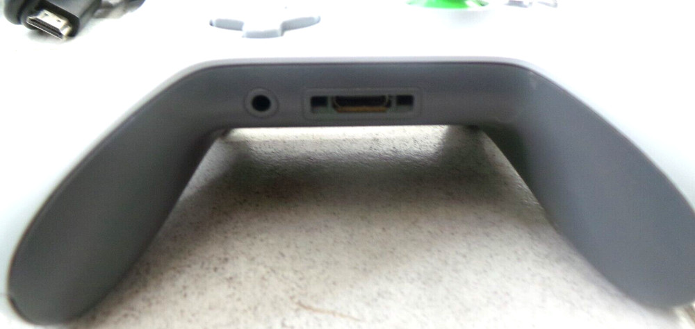 Microsoft Xbox One 500GB Home Console - Black (1540) One controller