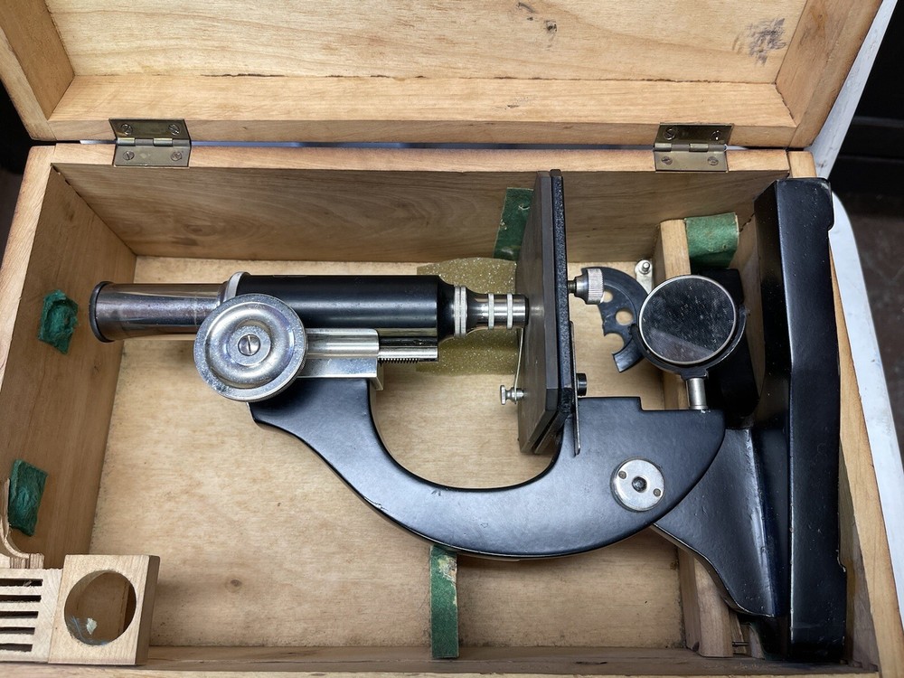 VINTAGE E. LEITZ-WETZLAR MICROSCOPE WOOD CASE