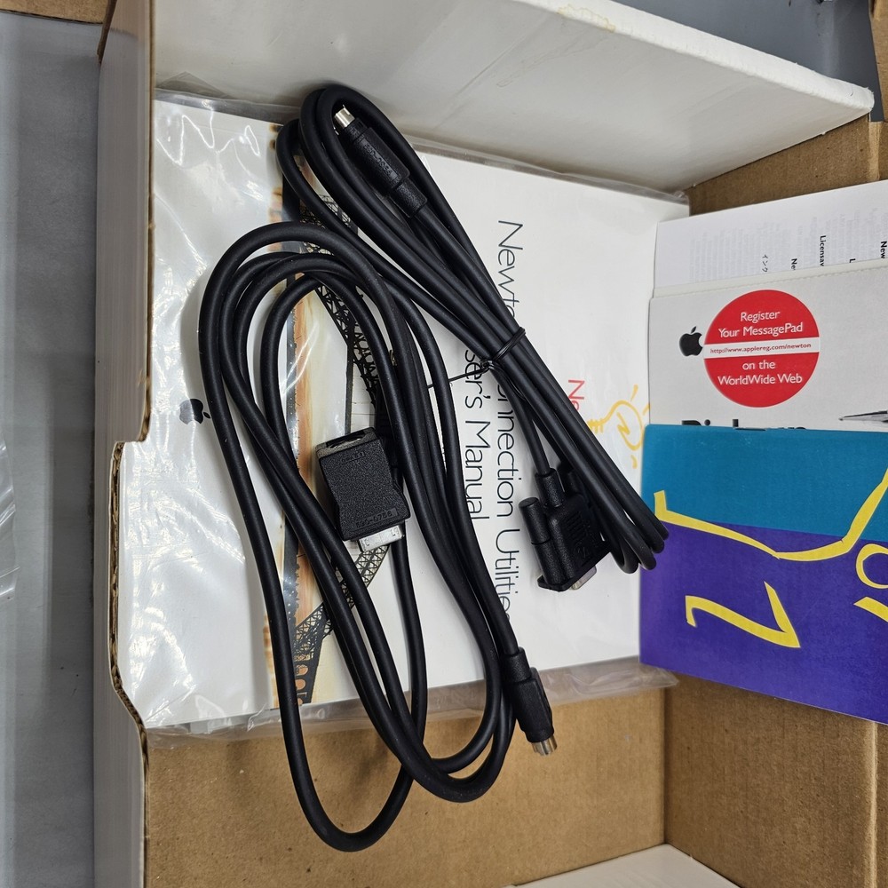 Newton/ Apple MessagePad 2000 Bundle in BOX ALL ORIGINAL Paperwork ACCESSORIES