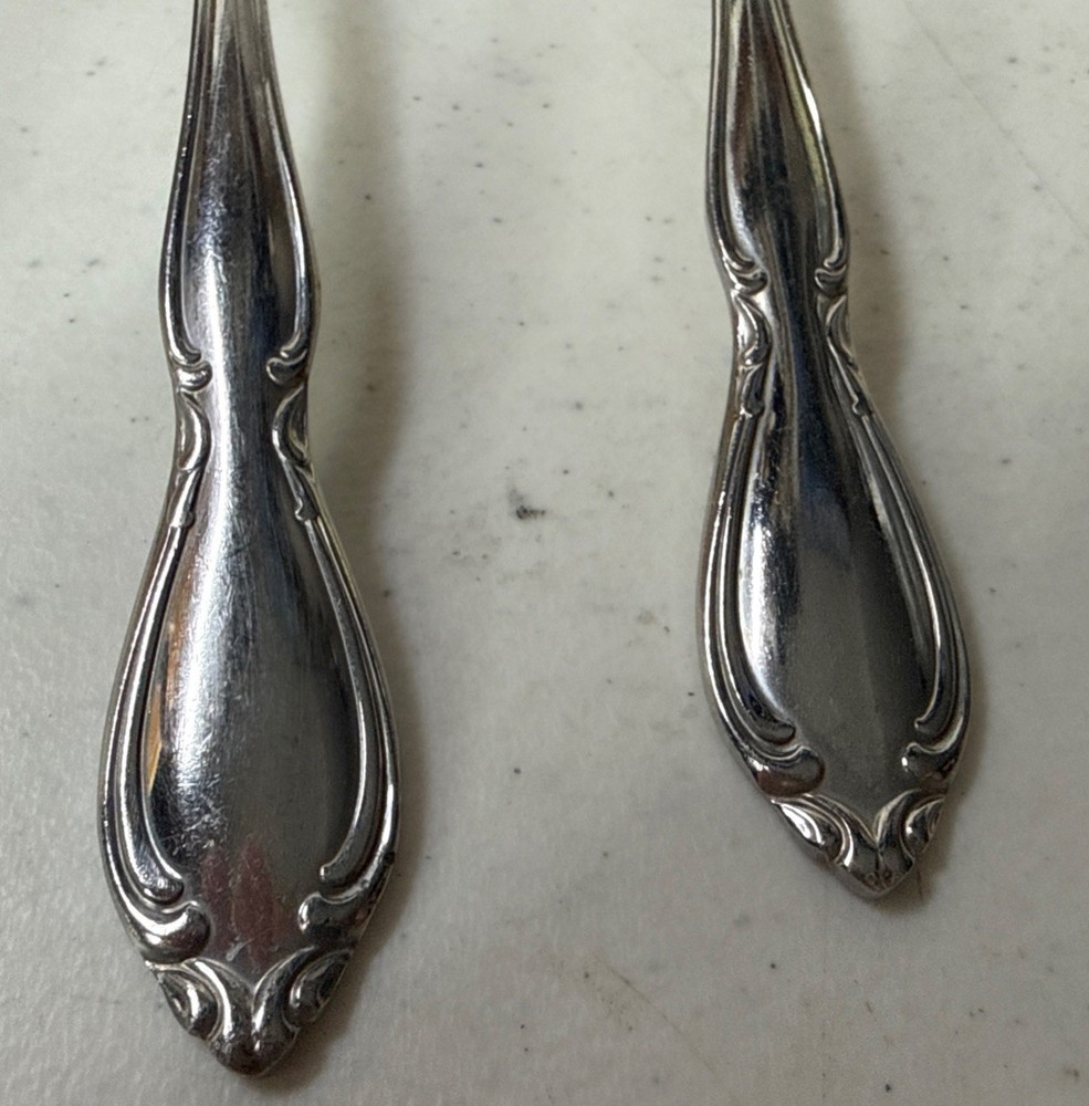 6 Oneida Strathmore Dinner Soup Spoons 6 7/8"