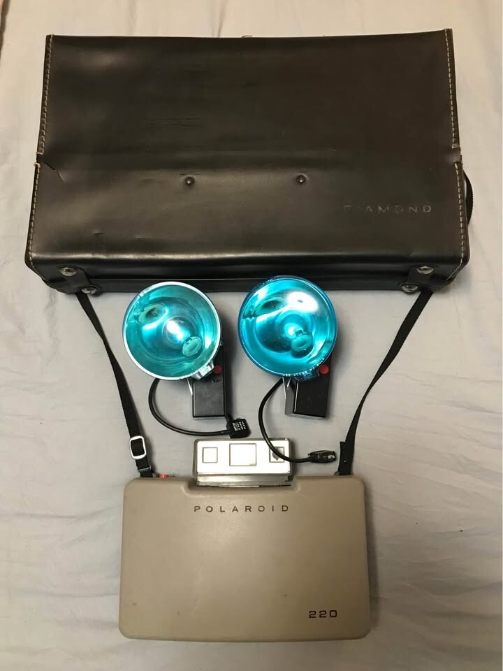 Vintage Polaroid Model 220 Automatic Camera With Case And Flash Bulbs