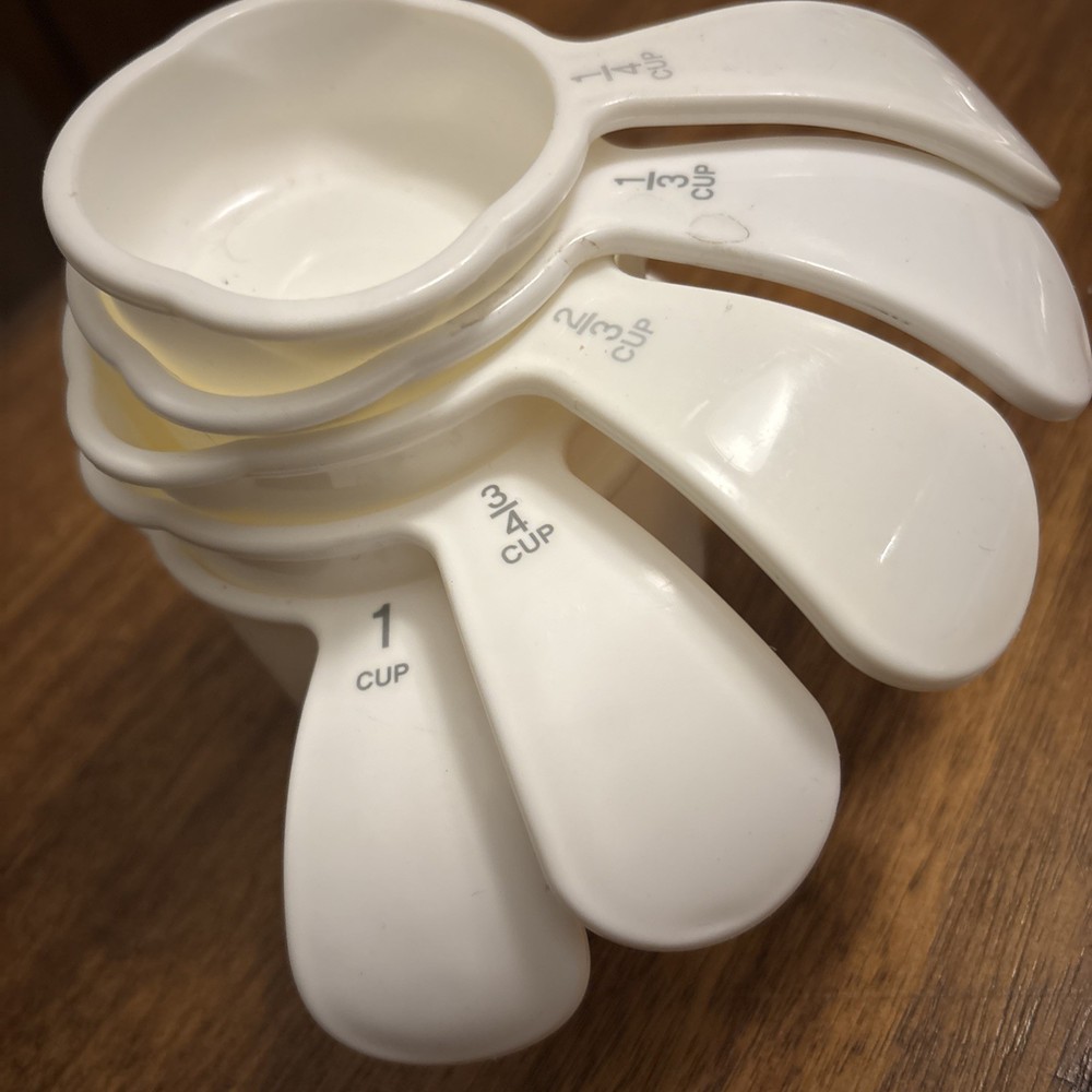 5 Vintage Tupperware White Curved Handle Plastic Measuring Cups