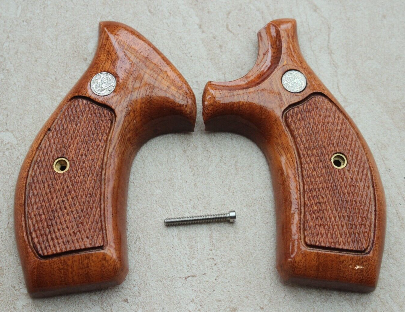 TARGET GRIPS FOR S&W K, L FRAME MODEL 686, 66 ROUND BUTT SAPELE WOOD # RANDOM
