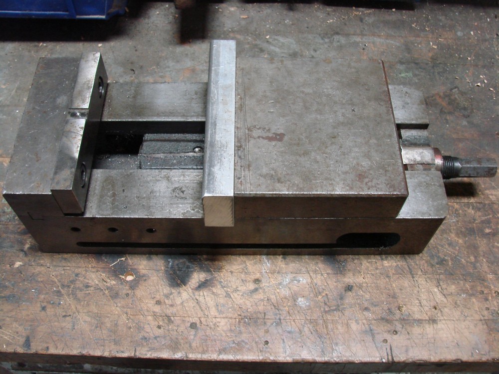 6" MACHINE VISE - PLEASE LOOK AT PHOTOS.
