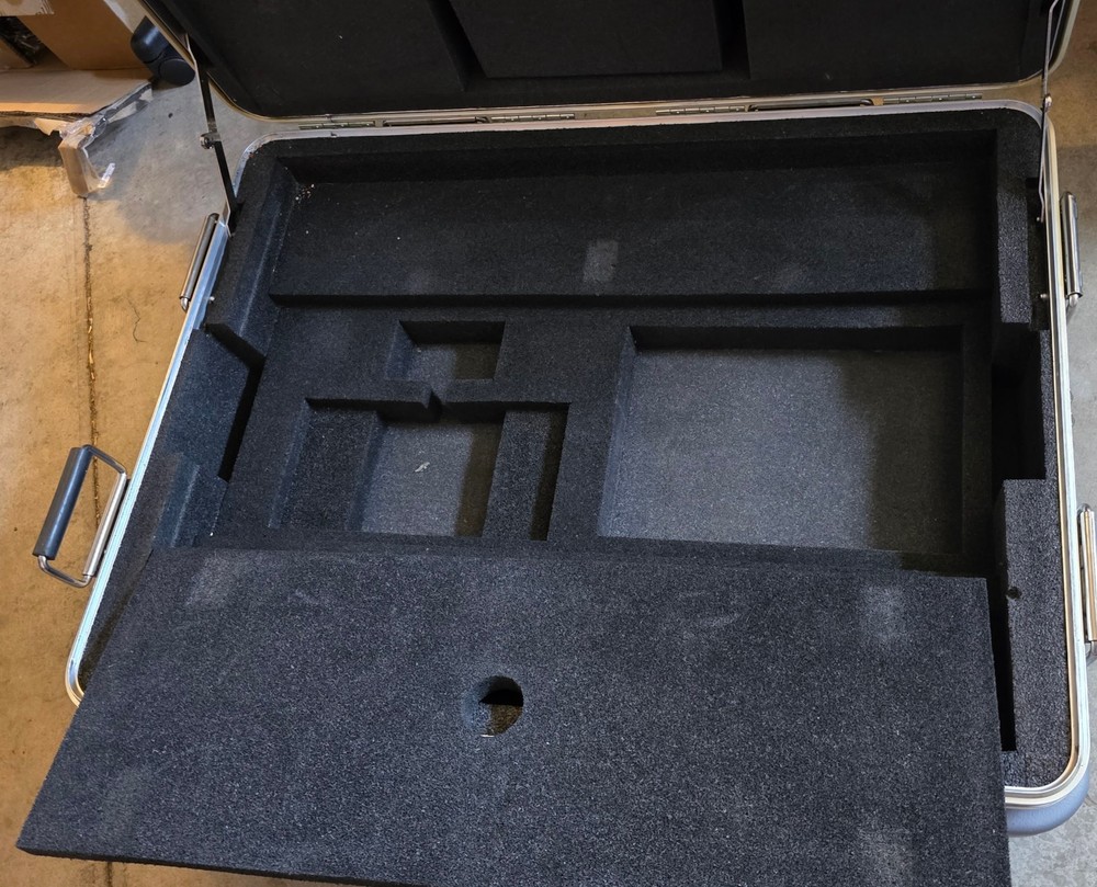 ETC Gio 12K Lighting Console w/ Road Case 12288 Eos