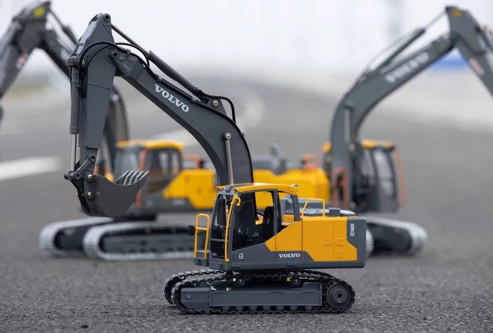 Double E 1:16 Volvo Remote Control Excavator � Realistic RC Construction Vehicle