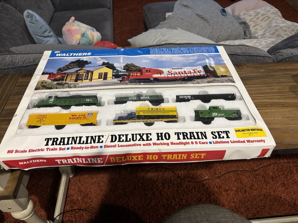 Walthers Trainline Deluxe HO Train Set
