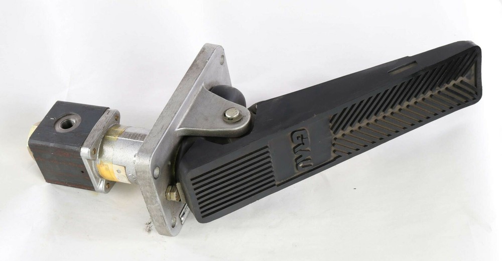 New 560 025 031 GRAU Pedal Valve Assembly